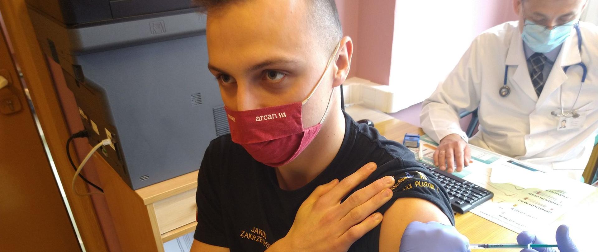 strażak podczas szczepienia przeciwko covid19