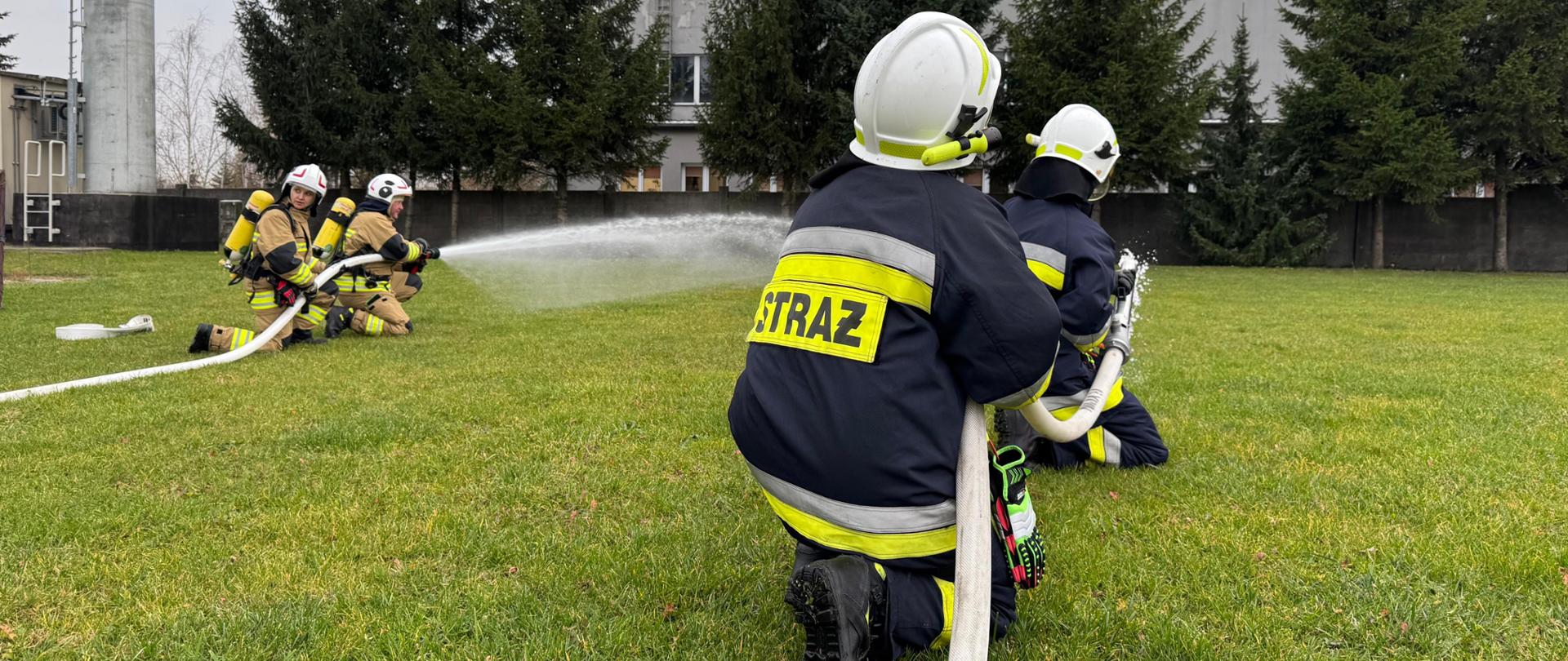 Na zdjęciu Zakończenie szkolenia podstawowego dla strażaków ratowników OSP - egzamin praktyczny