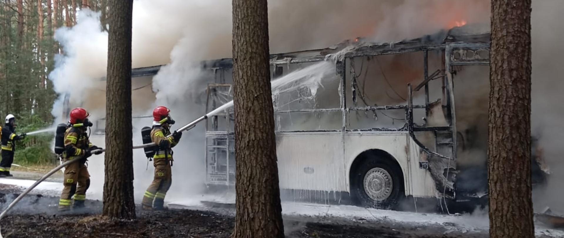 Strażacy podczas działań ratowniczych