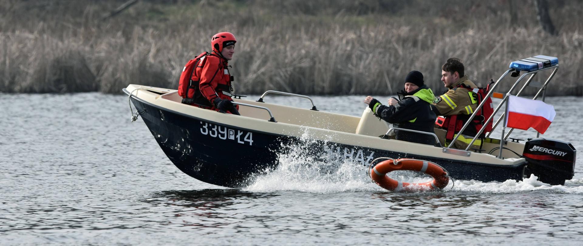 Podanie koła ratunkowego tonącemu
