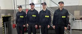 Zdjęcie przedstawia 4 strażaków, którzy będą składać ślubowanie. Stoją oni w szeregu w garażu JRG, ubrani w umundurowanie koszarowe.
