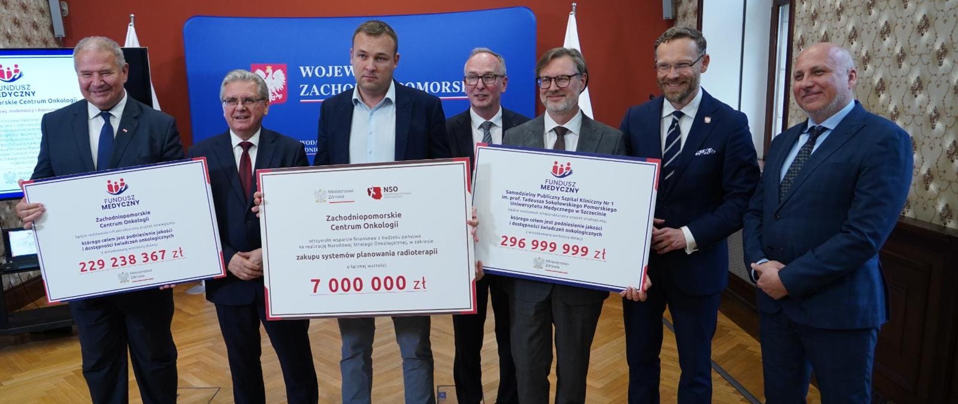 wspólne zdjęcie z symbolicznymi czekami