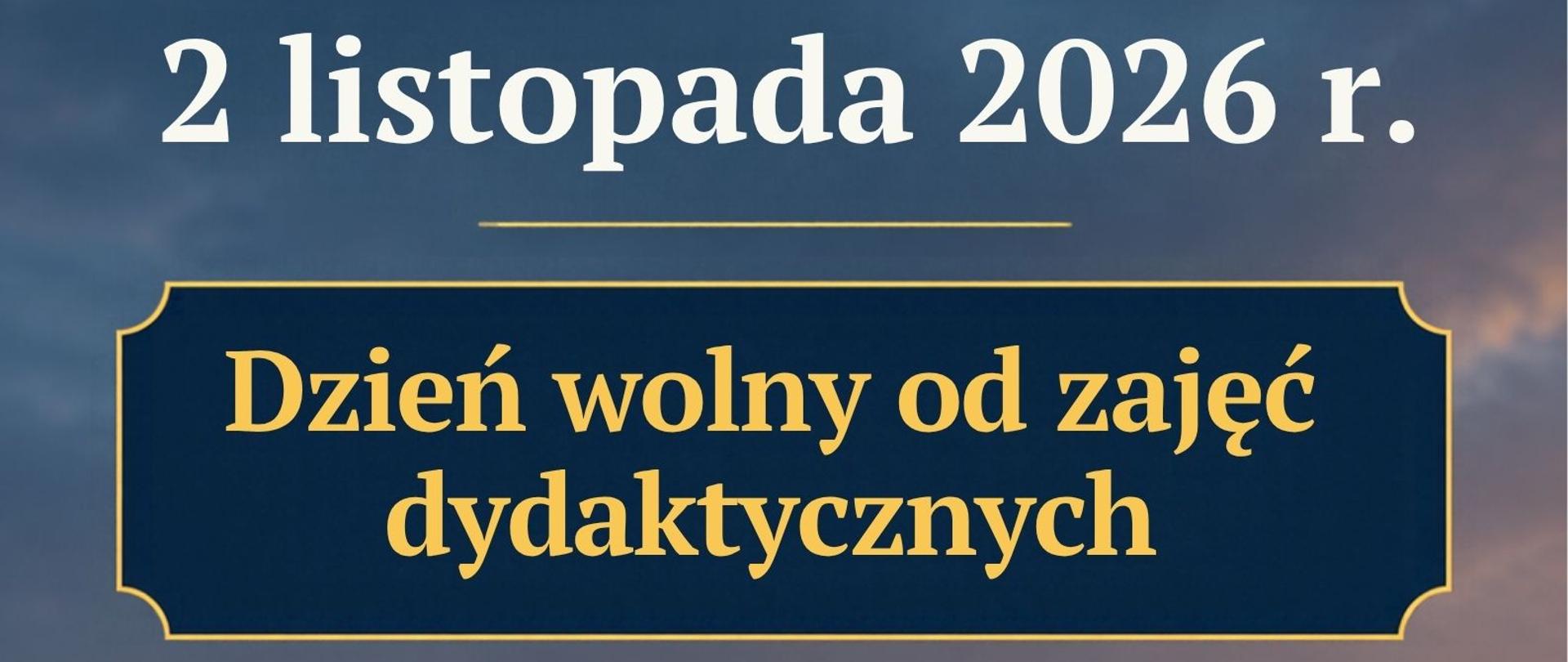 plakat wykonany na tle pomnika-grobu na którym stoi znicz i dekoracja z kwiatami białymi. W tle widoczne inne groby z krzyżami