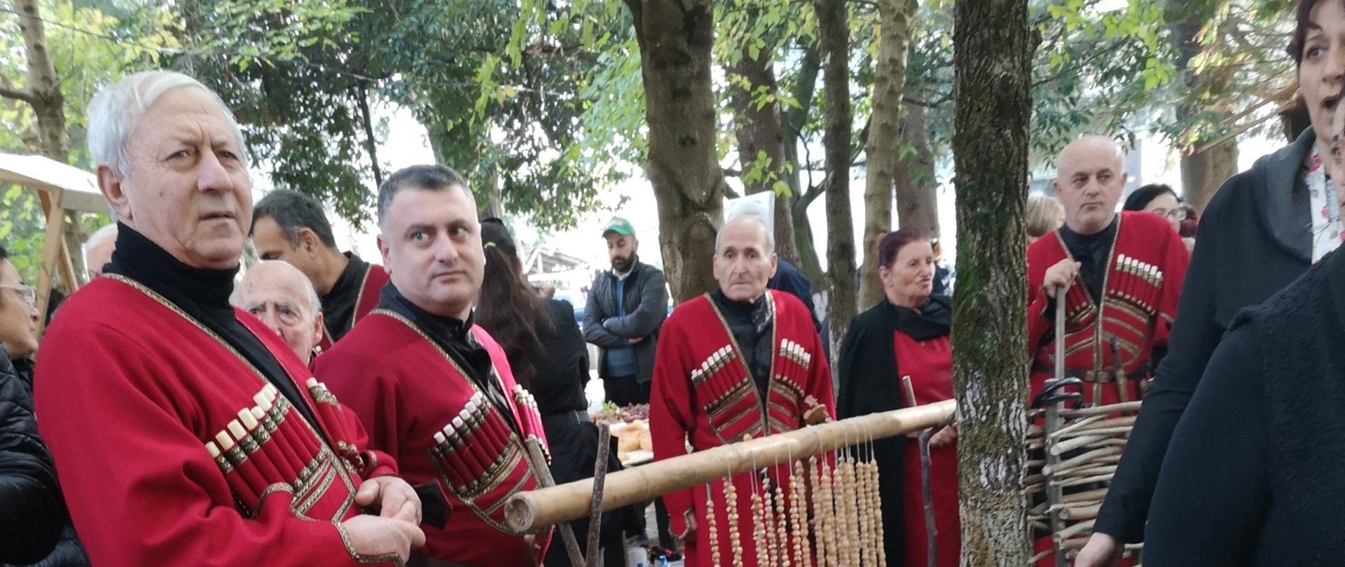 Mężczyźni w tradycyjnych gruzińskich strojach