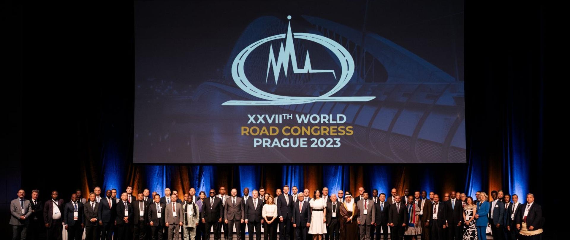 Zdjęcie przedstawiające delegatów PIARC na tle ekranu prezentującego logotyp kongresu