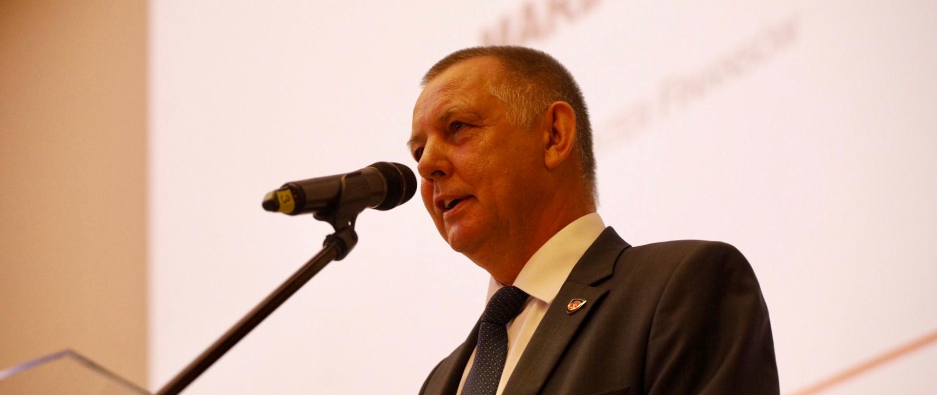 Minister finansów Marian Banaś przemawia podczas debaty