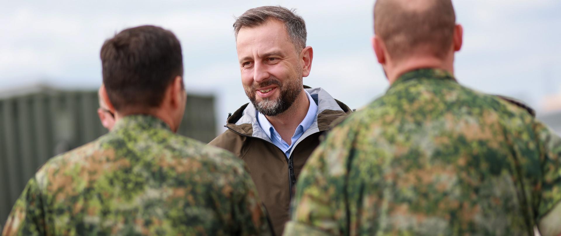 24 września 2026 r. wicepremier - minister obrony narodowej Władysław Kosiniak-Kamysz przebywał w Garnizonie Rzeszów z wizytą w POLLOGHUB oraz na stanowiskach ogniowych obrony przeciwlotniczej Sił Zbrojnych RP i kontyngentu wojskowego Królestwa Niderlandów i Wlk. Brytanii w rejonie Portu Lotniczego Rzeszów-Jasionka. Fot. Krzysztof Niedziela/MON 