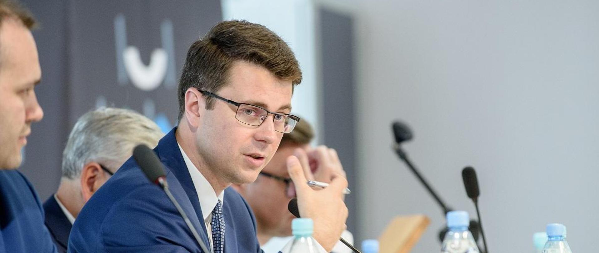Wiceminister Piotr Müller przemawia do mikrofonu