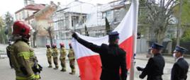 Dzień Flagi Rzeczypospolitej Polskiej. Na zdjęciu strażacy podczas uroczystej zmiany służbowej podczas której dokonuje się podniesienie flagi państwowej,