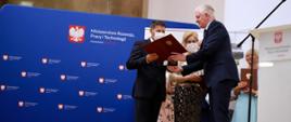 Wicepremier Jarosław Gowin wręcza list gratulacyjny