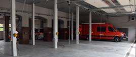 Przebudowa garażu KP PSP w Kościanie. na zdjęciu widać garaż po przebudowie, nowe bramy frontowe, nowa posadzka, nowy podwieszany sufit, filary wyłożone płytką klinkierową