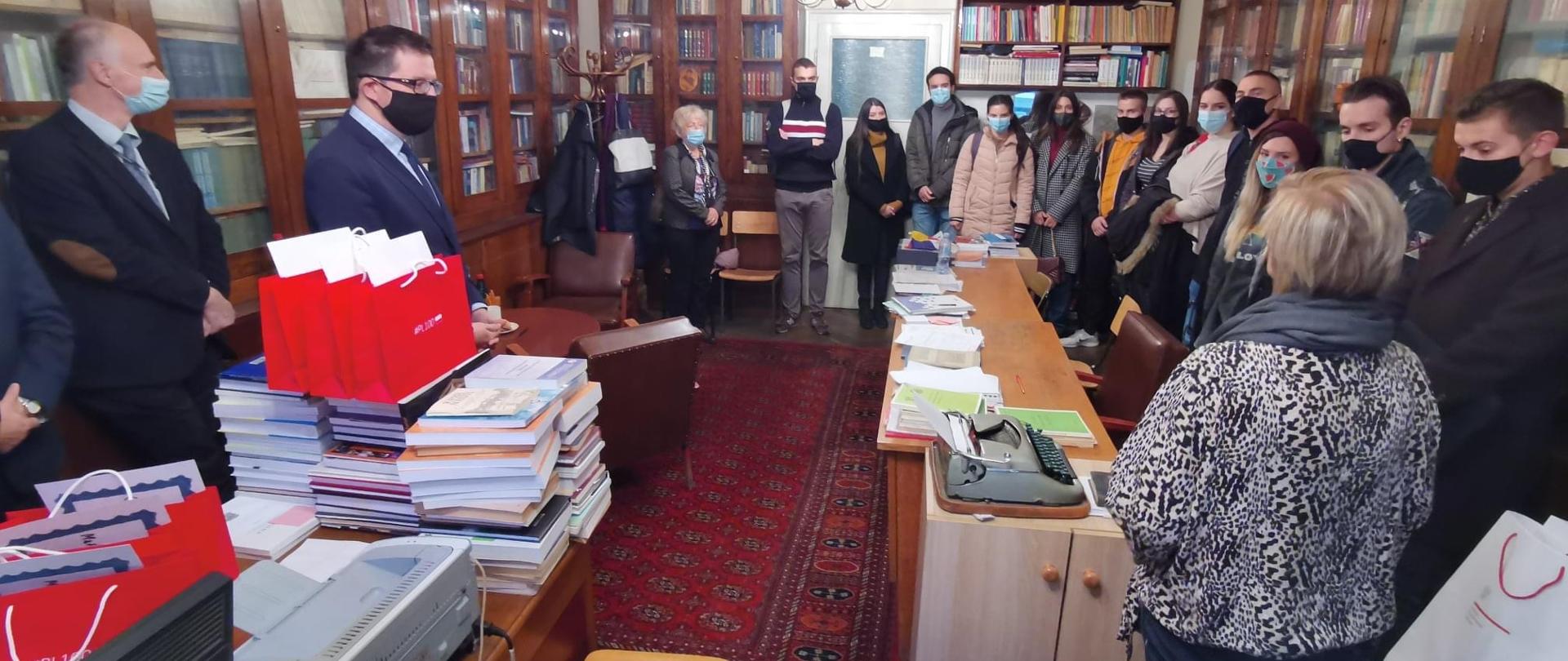 Jak co roku, ale przy zachowaniu środków ostrożności związanych z pandemią COVID19, na Wydziale Filologicznym Uniwersytetu Belgradzkiego odbyło się tradycyjne dyktando, w trakcie którego wszyscy chętni mogli się zmierzyć z zawiłościami polskiej ortografii i interpunkcji. 