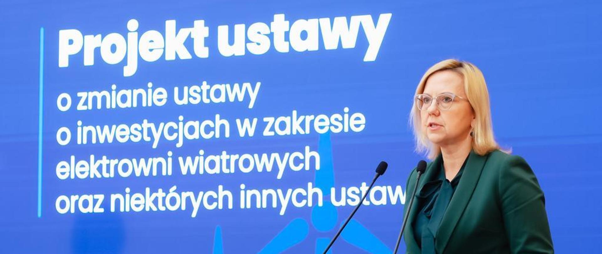 Minister Anna Moskwa na konferencji po przyjęciu nowelizacji ustawy o 10H.