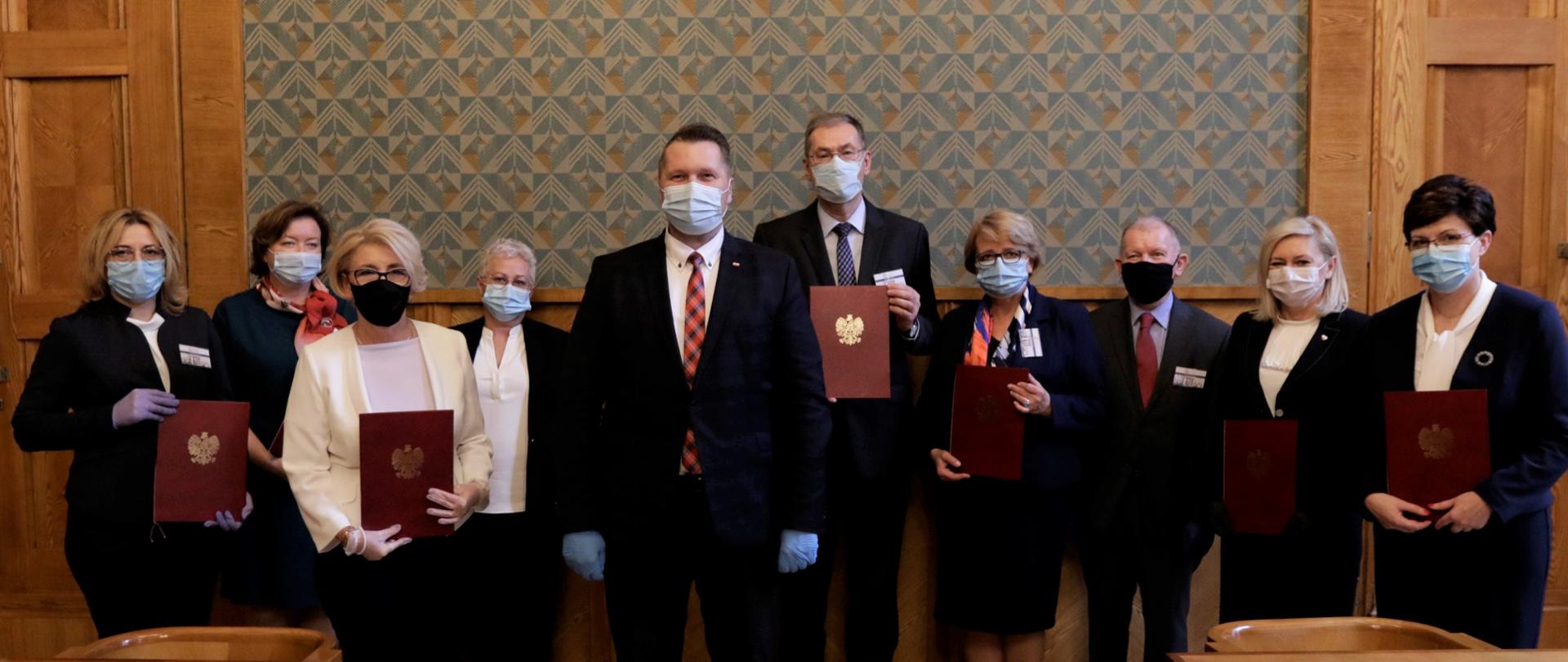 Na zdjęciu członkowie rady konsultacyjnej trzymający akty powołania. Na pierwszym planie wiceminister Marzena Machałek oraz minister Przemysław Czarnek. 