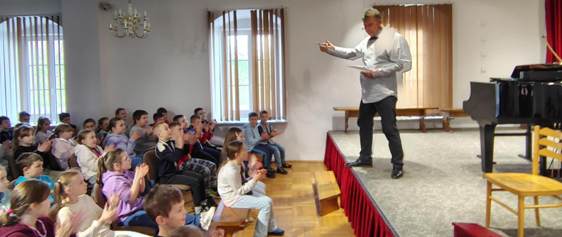 Zabawy z publicznością - prowadzi je pan Waldemar Robak