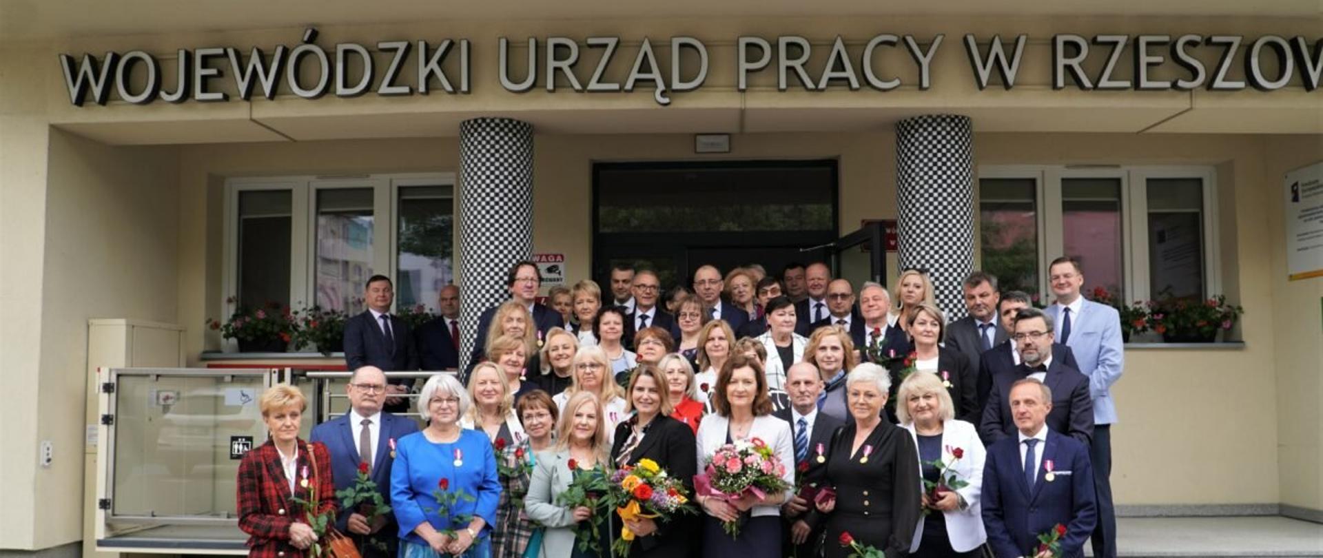 Wojewoda podkarpacki Ewa Leniart z grupą odznaczonych pracowników urzędów pracy przed budynkiem Wojewódzkiego Urzędu Pracy w Rzeszowie 