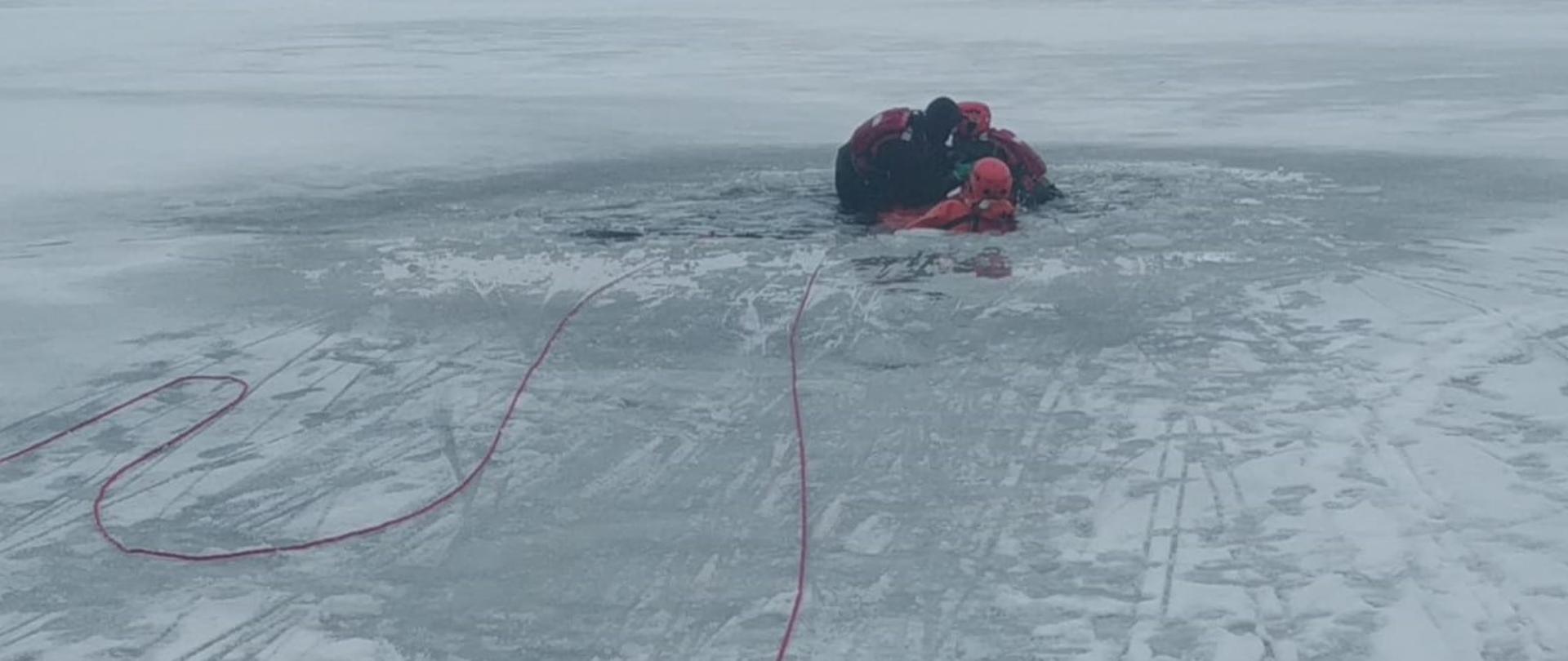 Zdjęcie przedstawia strażaków z grupy SGRWN i SGRW Olsztyn w trakcie ćwiczeń