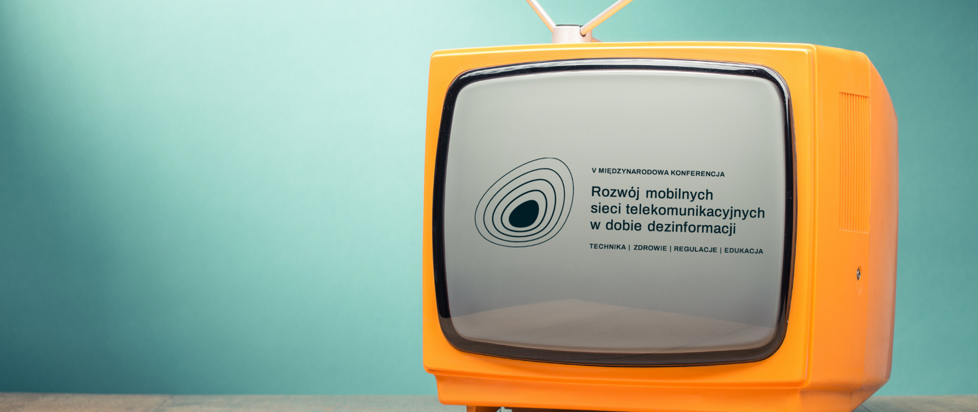 Ekran telewizora z tytułem konferencji