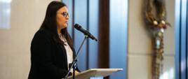 przy pulpicie stoi i mówi do mikrofonu minister Małgorzata Jarosińska-Jedynak