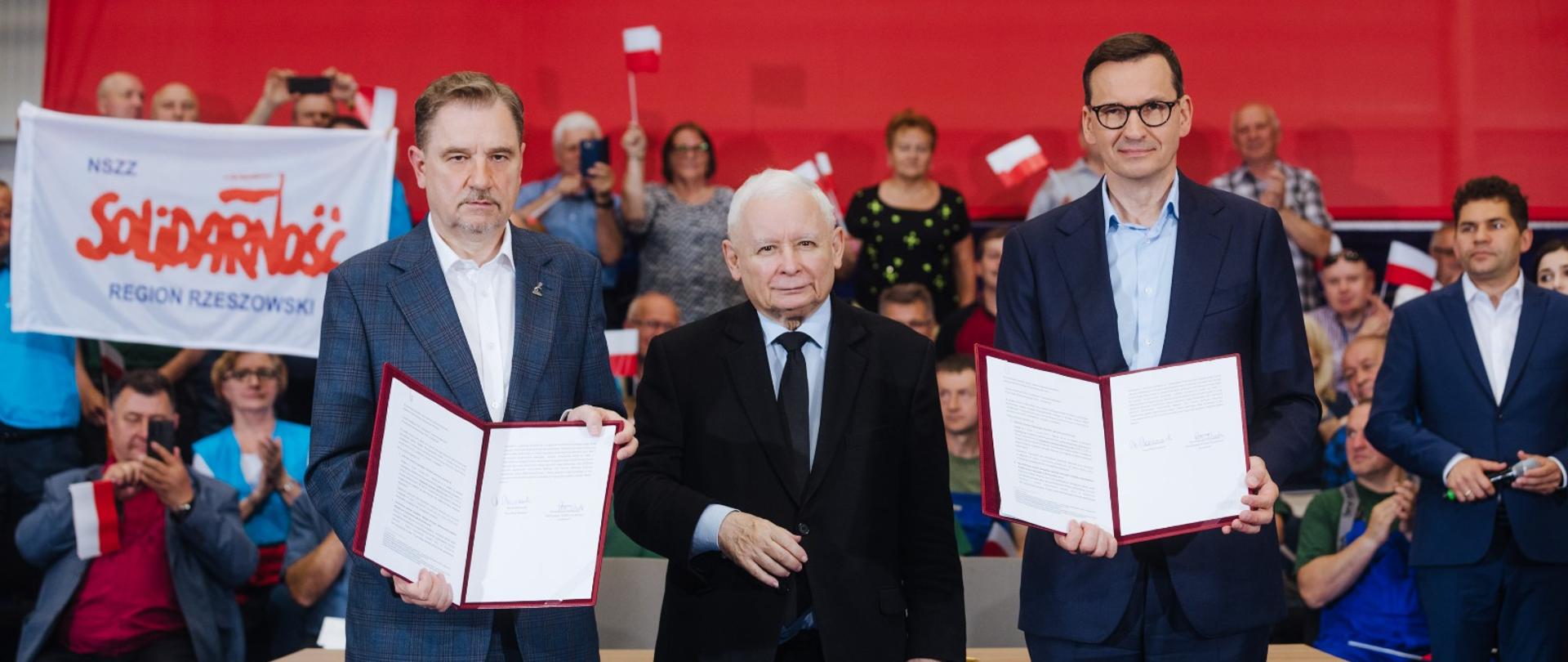 Piotr Duda, Jarosław Kaczyński i Mateusz Morawiecki po podpisaniu porozumienia.