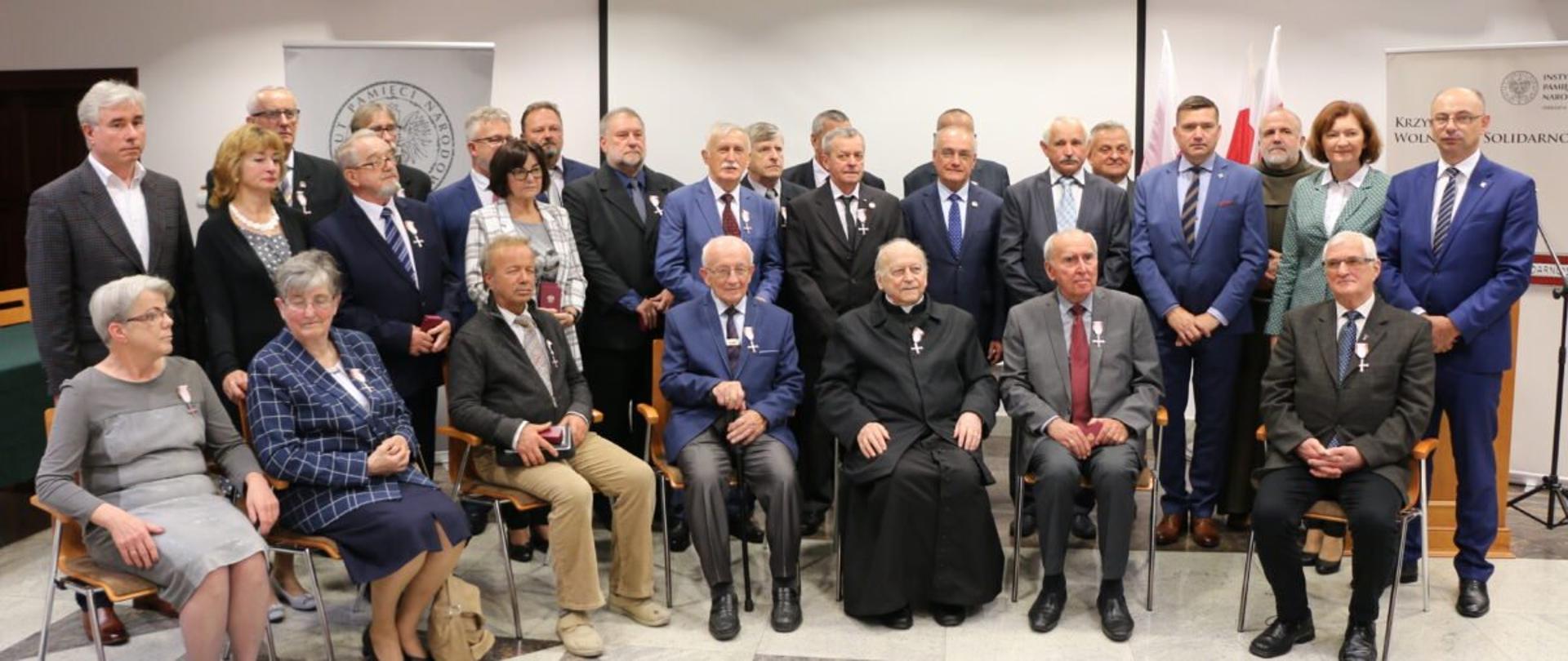 Uczestnicy uroczystości wręczenia Krzyży Wolności i Solidarności