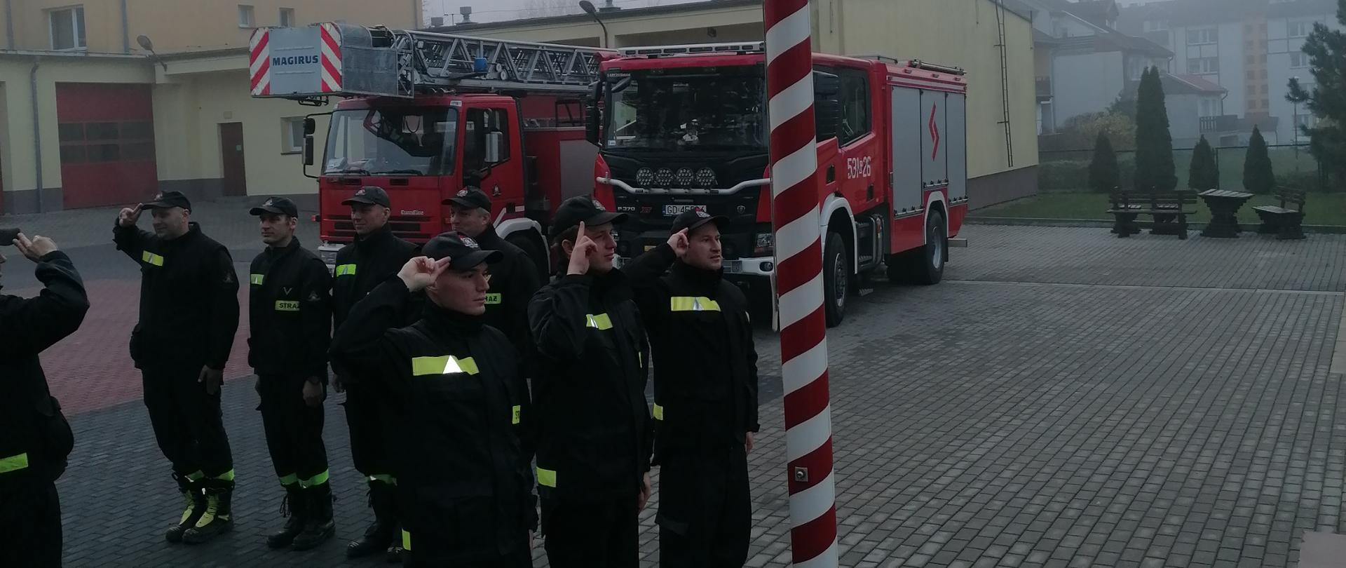 uroczysta zmiana służby połączona z wciągnięciem flagi państwowej