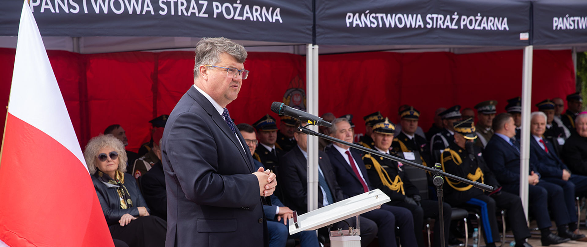 Wiceminister Maciej Wąsik w trakcie przemówienia z okazji Dnia Strażaka. 