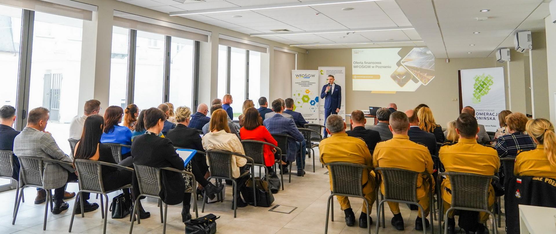Zdjęcie przedstawia prezesa Wojewódzkiego Funduszu Ochrony Środowiska i Gospodarski Wodnej w Poznaniu oraz zaproszonych gości na spotkanie z Zarządem