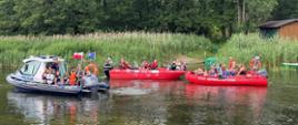 Dzieci na łódce Policji, Straży Pożarnej i MOPR-u.