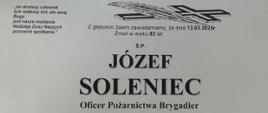 Na obrazie znajduje się nekrolog w języku polskim, informujący o śmierci Józefa Soleniec, oficera pożarnictwa w stopniu brygadiera, który zmarł 13 marca 2025 roku w wieku 82 lat. Nekrolog zawiera informację o uroczystości pożegnalnej, która odbędzie się 17 marca 2025 roku (poniedziałek) o godzinie 12:30 w kaplicy przyszpitalnej, po czym nastąpi przeniesienie trumny do kościoła pod wezwaniem Podwyższenia Krzyża Świętego w Zwoleniu. Nabożeństwo żałobne zostanie odprawione tego samego dnia o godzinie 13:00, a następnie nastąpi przewiezienie zmarłego na cmentarz parafialny w Zwoleniu (ul. Kilińskiego). Nekrolog zawiera również kondolencje od córki, wnuczki i rodziny. Informuje, że ceremonię pogrzebową przygotował Dom Pogrzebowy ADES ZWOLEŃ. Na górze nekrologu znajdują się cytat oraz symbol krzyża.