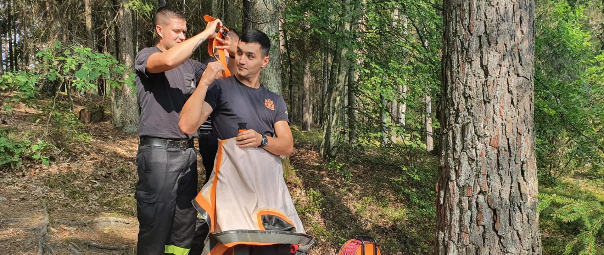 Ćwiczenia SGRWiN Jamno na j. Morskie Oko. Przygotowanie do wejścia do wody.