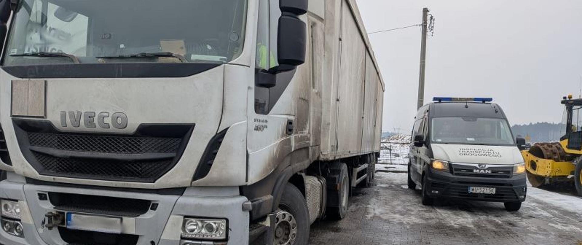 Widok pojazdu zatrzymanego do kontroli oraz pojazdu służbowego ITD