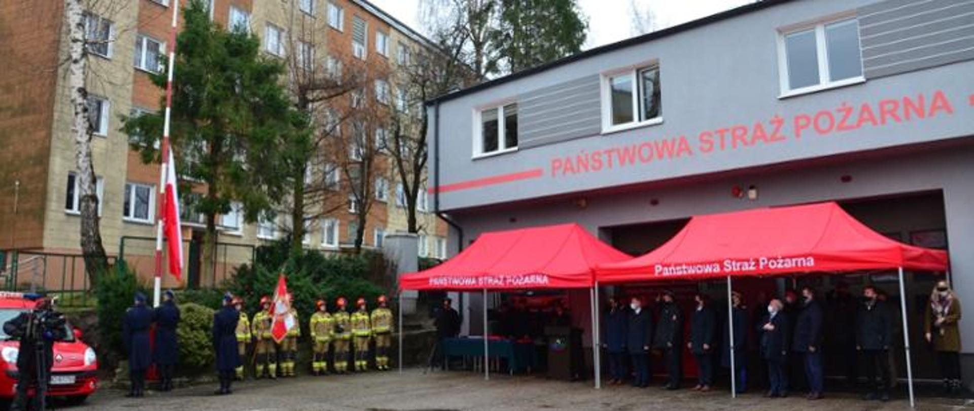 Uroczyste przekazanie nowych samochodów strażakom PSP