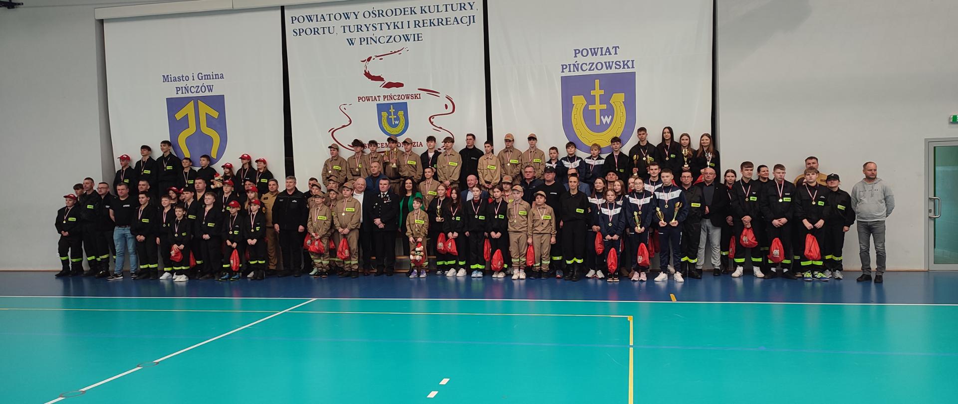 Członkowie MDP podczas zawodów halowych sportowo - pożarniczych