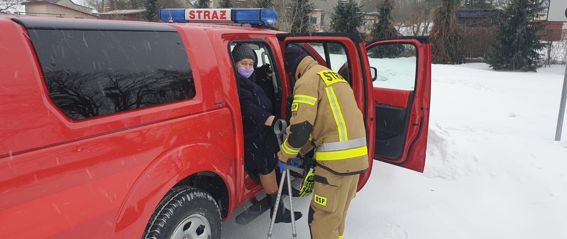 Strażacy pomagają seniorom dotrzeć na miejsce szczepień