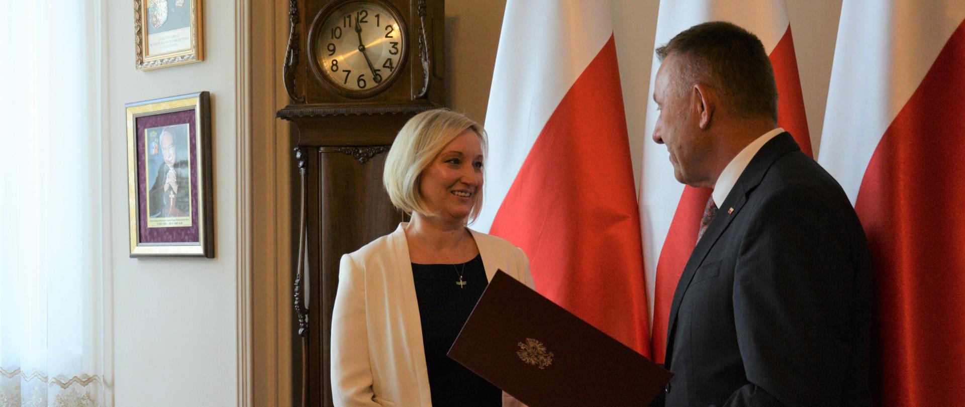 Wojewoda Łódzki Karol Młynarczyk wręcza Anie Rogozińskiej-Pawełczyk akt powołania na pełnomocnika do spraw ekonomii społecznej 