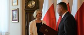 Wojewoda Łódzki Karol Młynarczyk wręcza Anie Rogozińskiej-Pawełczyk akt powołania na pełnomocnika do spraw ekonomii społecznej 