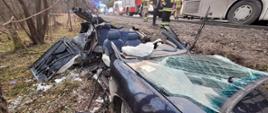 Rozcięty samochód osobowy oraz fragment autobusu