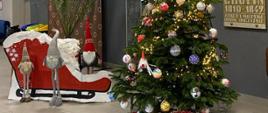 na zdjęciu choinka i sanie mikołaja