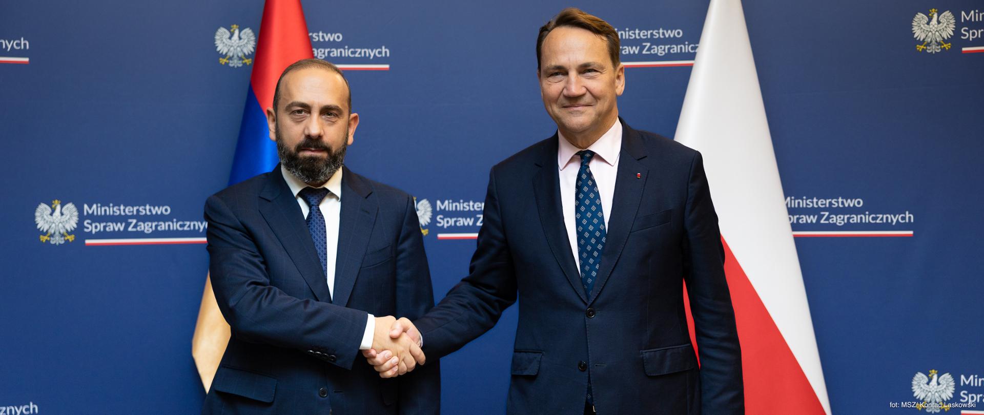 Wicepremier, minister spraw zagranicznych Radosław Sikorski z ministrem spraw zagranicznych i handlu międzynarodowego Araratem Mirzojanem