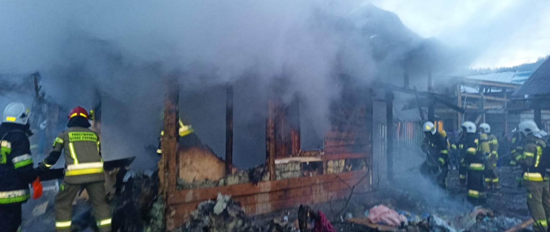 Strażacy gaszą pożar budynku