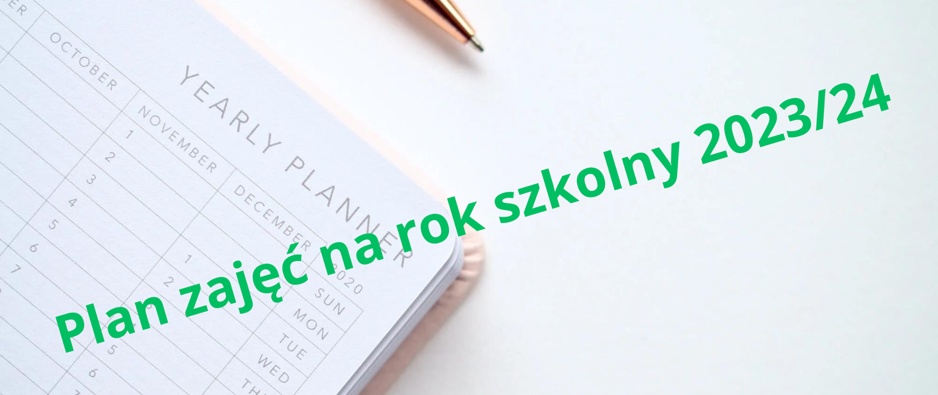 na pastelowym tle zdjęcie fragmentu kalendarz, u góry długopis, na środku napis zielonymi literami Plan zajęć na rok szkolny 2023/24