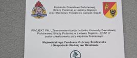 Tablice wskazujące źródła finansowania w ramach termomodernizacji budynku Komendy Powiatowej PSP w Lwówku Śląskim na fasadzie obiektu.