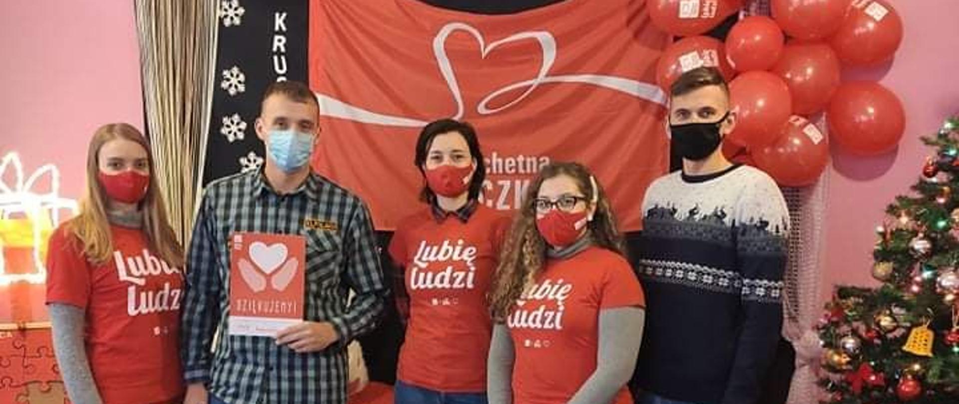 Wolontariusze stojący twarzą do przodu, osoby które zorganizowały zbiórkę w ramach Szlachetnej Paczki