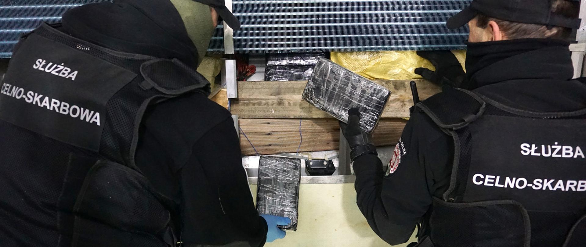 Funkcjonariusze Służby Celno-Skarbowej wykryli paczki z kokainą.