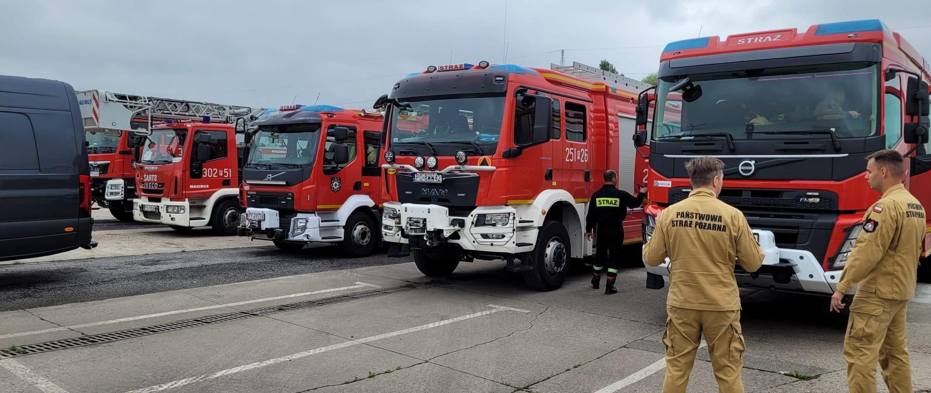 Samochody ratowniczo-gaśnicze w punkcie zbiórki