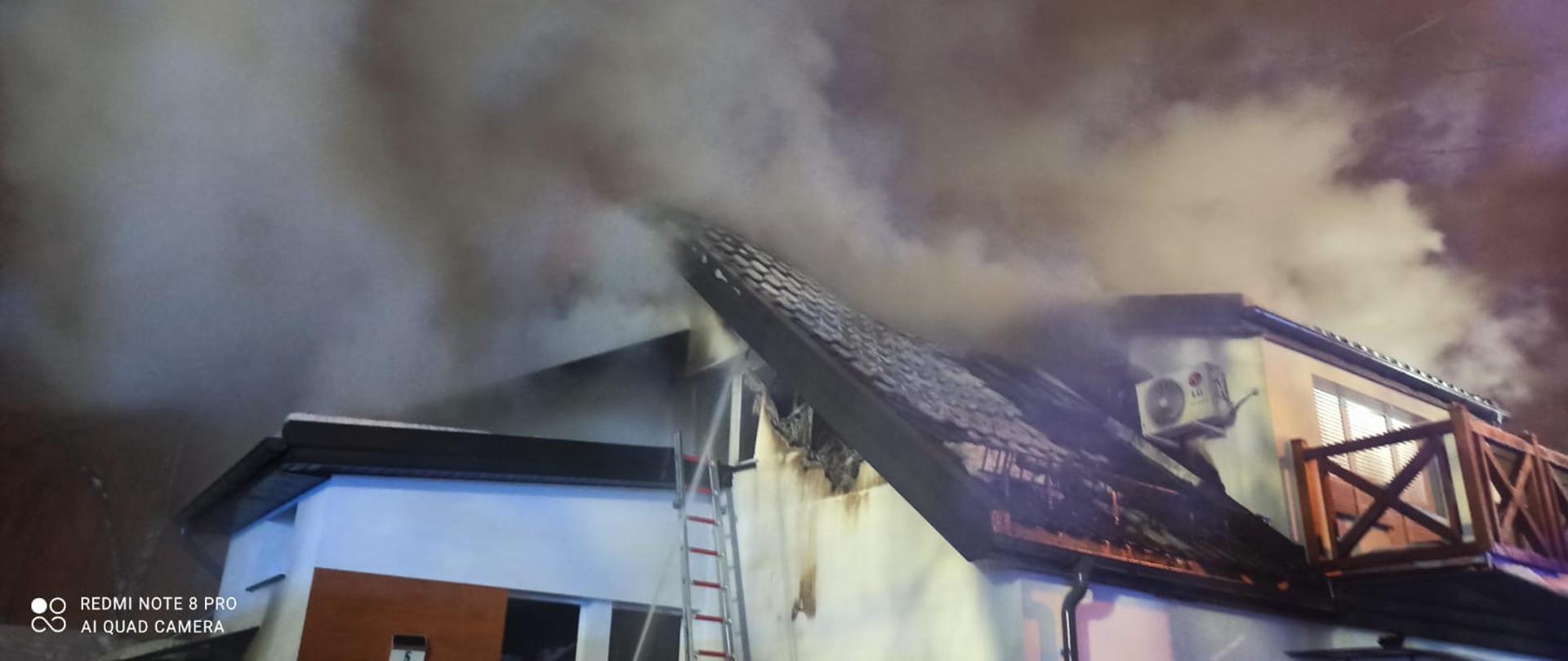 Palący się dom jednorodzinny.