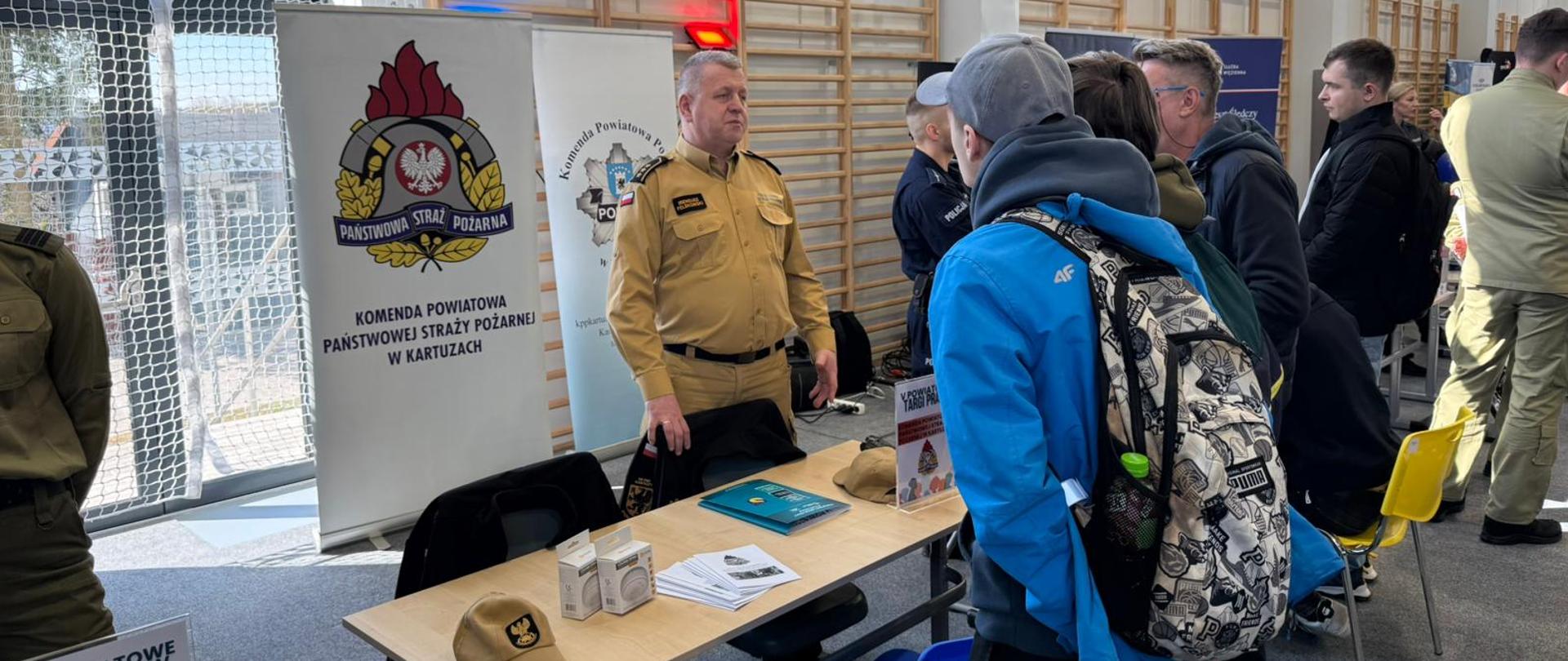Zdjęcie przedstawia stoisko KP PSP w Kartuzach podczas powiatowych targów pracy
