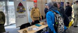 Zdjęcie przedstawia stoisko KP PSP w Kartuzach podczas powiatowych targów pracy