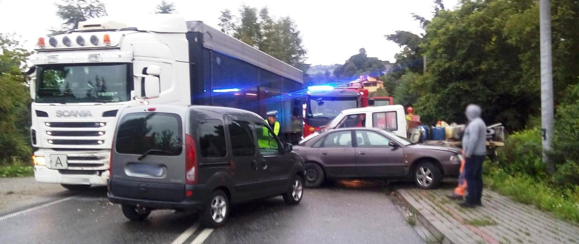 Samochody uczestniczące w zdarzeniu na drodze tj. trzy osobowe i jeden ciężarowy.